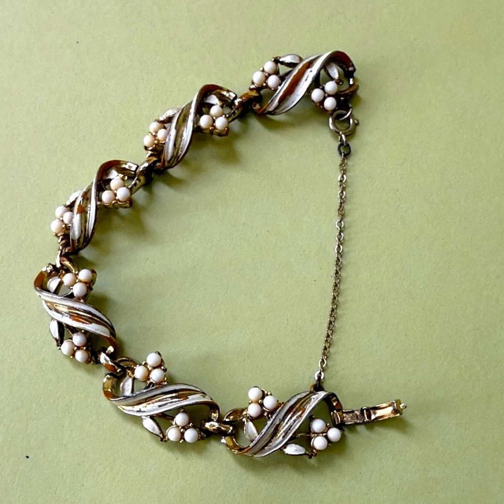 Elegant Vintage 50’s Gold and White Coro Bracelet